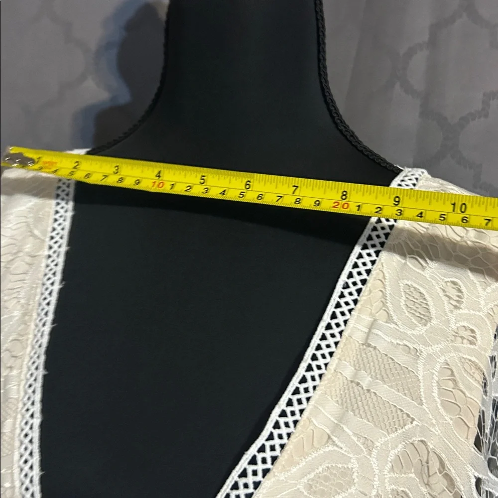 Tobi Elegant White Lace Dress with Deep V-Neck size M - Picture 8 of 16